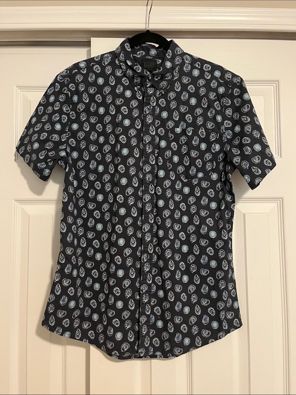 Men's Short-Sleeve Black Patterned Button-Up Shirt